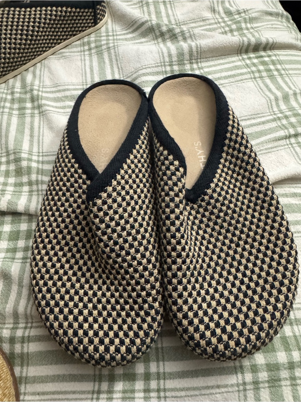 Rothys Black & Tan Woven clogs